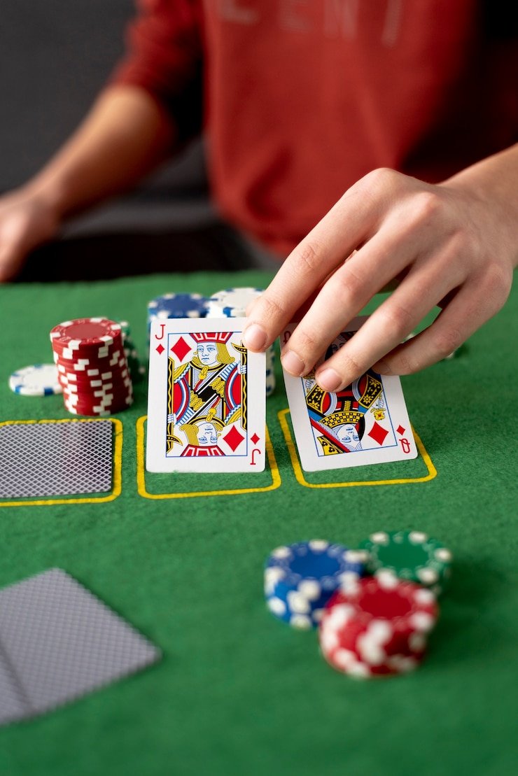 Aplikasi mobile rajatogel menampilkan meja dealer langsung blackjack dan antarmuka navigasi
